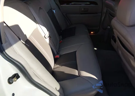 2005 Lincoln Town Car Signature Limited из США, поврежденный, VIN 1LNHM82W55Y608589